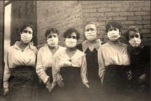 Ισπανική γρίπη, η πανδημία της γρίπης πέρασε στις Ηνωμένες Πολιτείες το 1918 ενώ οι μάσκες "πήραν" το δικό τους ρόλο στους πολιτικούς και πολιτιστικούς "πολέμους"