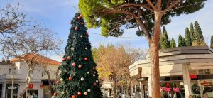 Οδοιπορικό στο κέντρο της πόλης της Κηφισιάς τη δεύτερη ημέρα των Χριστουγέννων