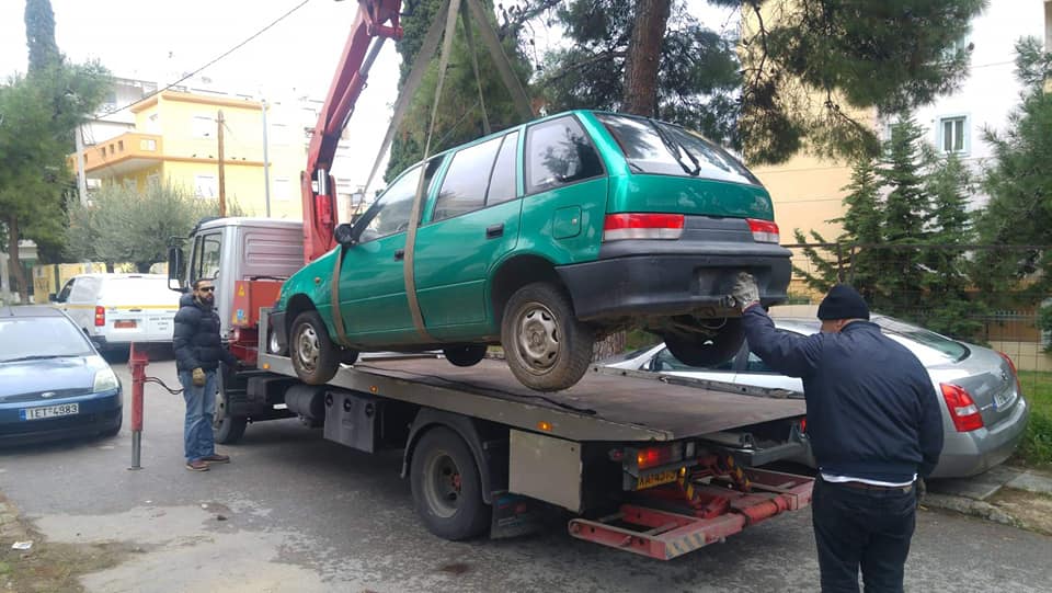 Νέος κύκλος απομάκρυνσης εγκαταλελειμμένων αυτοκινήτων από τους δρόμους του Ηρακλείου