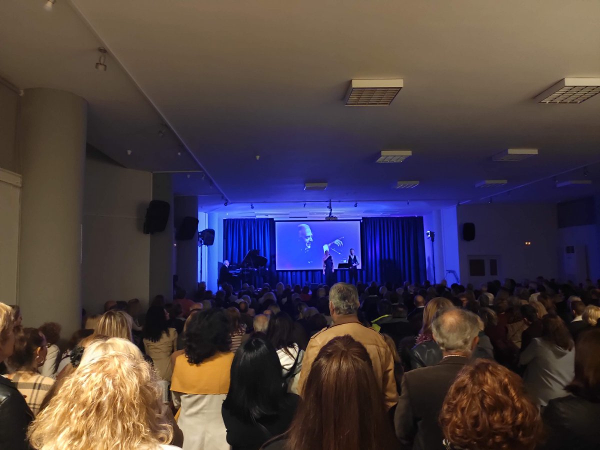 Ο Γιώργος Χατζηνάσιος μάγεψε τους Ηρακλειώτες στην πρώτη του συναυλία στην πόλη – Κατάμεστο το Πολύκεντρο του Δήμου Ηρακλείου Αττικής