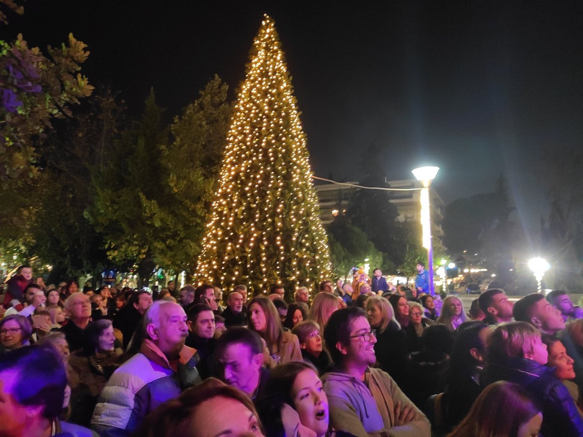 Το Ηράκλειο γέμισε γιορτινό φως: Ο Δήμος άναψε τα Χριστουγεννιάτικα δέντρα της πόλης με κάλαντα, τραγούδια και ευχές