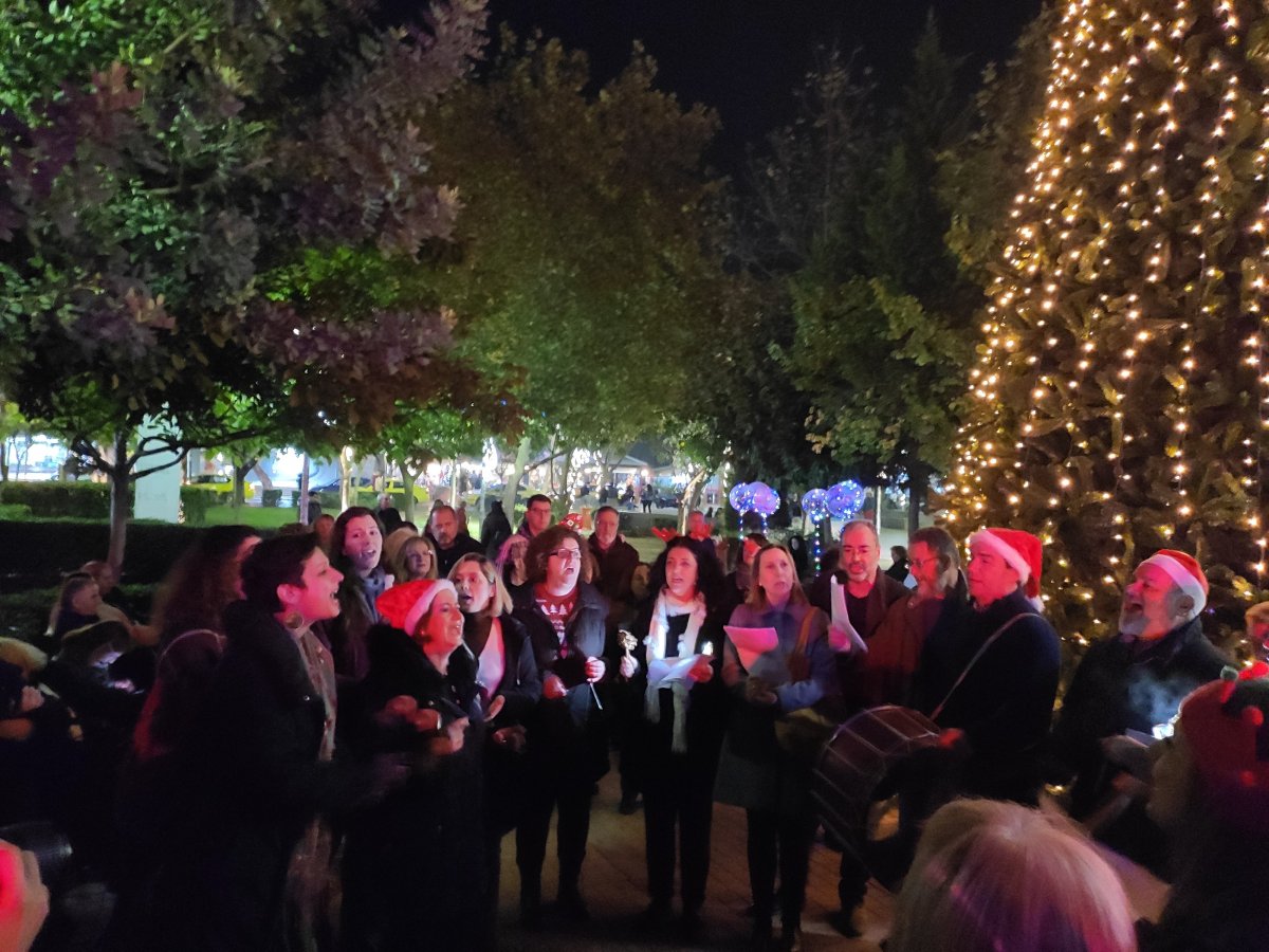 Το Ηράκλειο γέμισε γιορτινό φως: Ο Δήμος άναψε τα Χριστουγεννιάτικα δέντρα της πόλης με κάλαντα, τραγούδια και ευχές