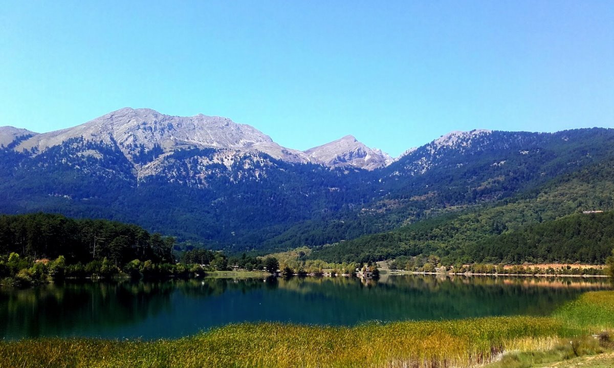 Λίμνη Δόξα πανοραμική στο υπέροχο τοπίο που θυμίζει Ελβετία