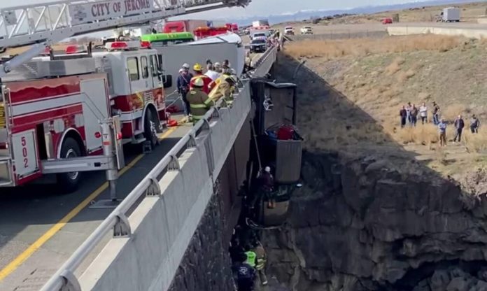 ΗΠΑ: Δραματική διάσωση ζευγαριού από φορτηγάκι που κρεμόταν στο κενό από γέφυρα ύψους 30 μέτρων (video)