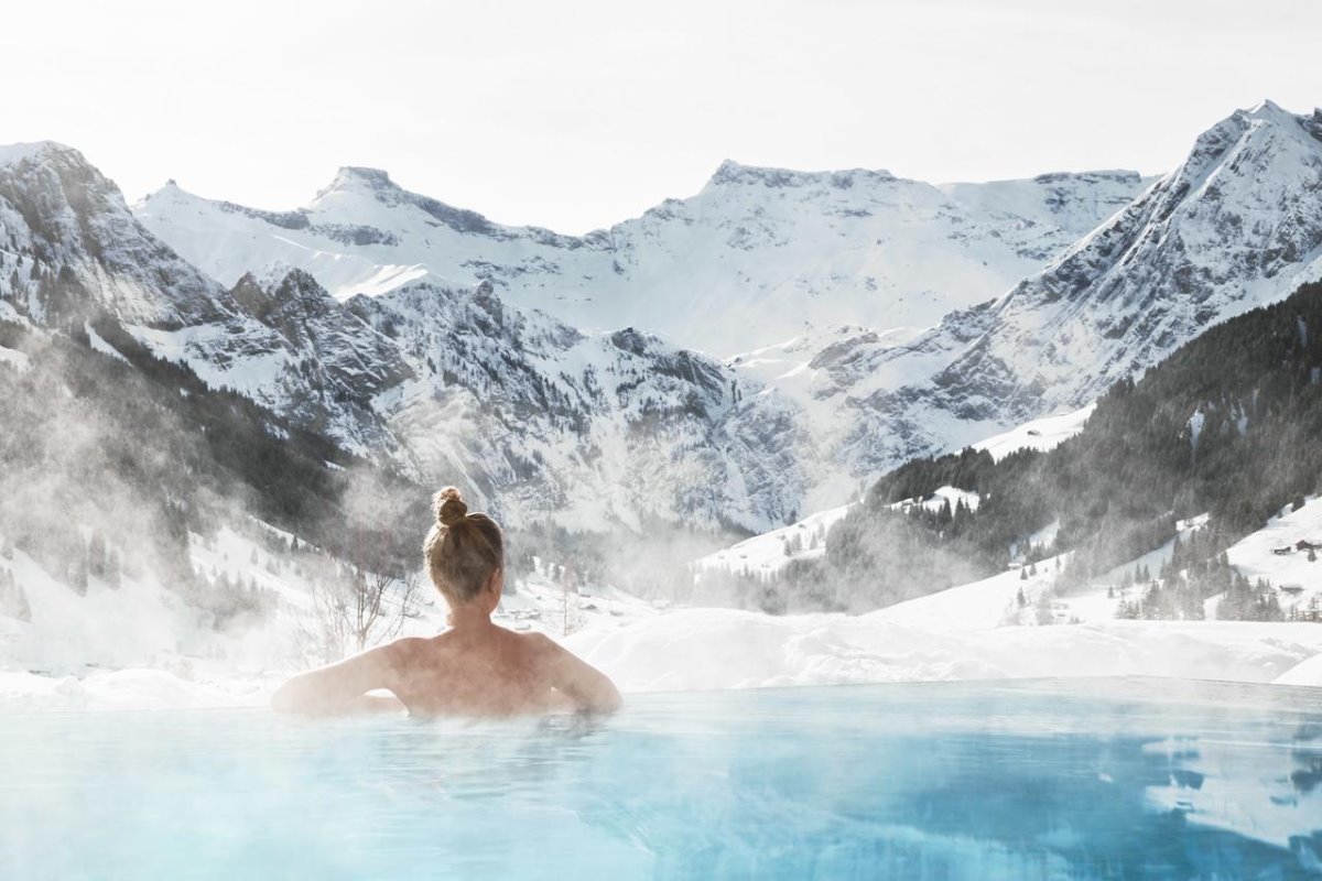 πισίνα στα χιόνια Cambrian Hotel με υπέροχη θεα