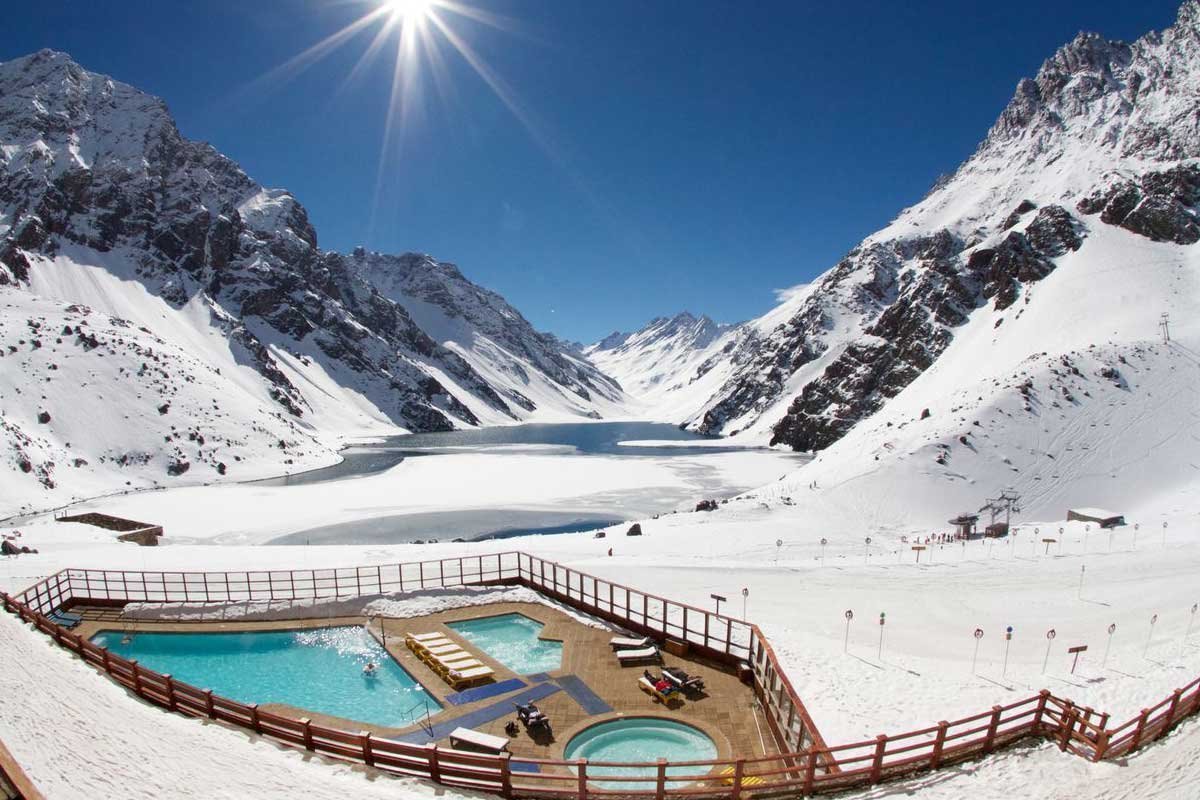 η υπέροχη πισίνα στα χιόνια του Hotel Portillo