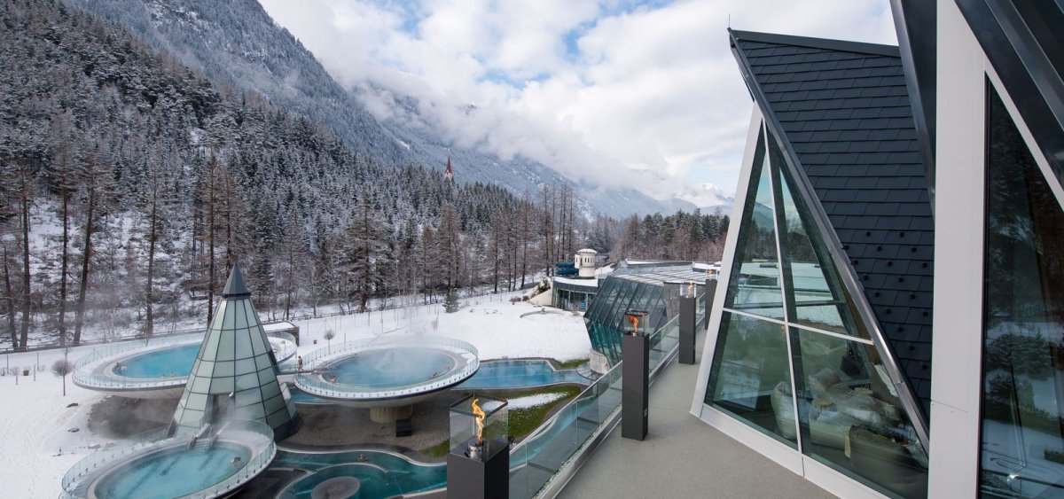 το Aqua Dome στην Αυστρία έχει υπέροχη εξωτερική πισίνα στα χιόνια