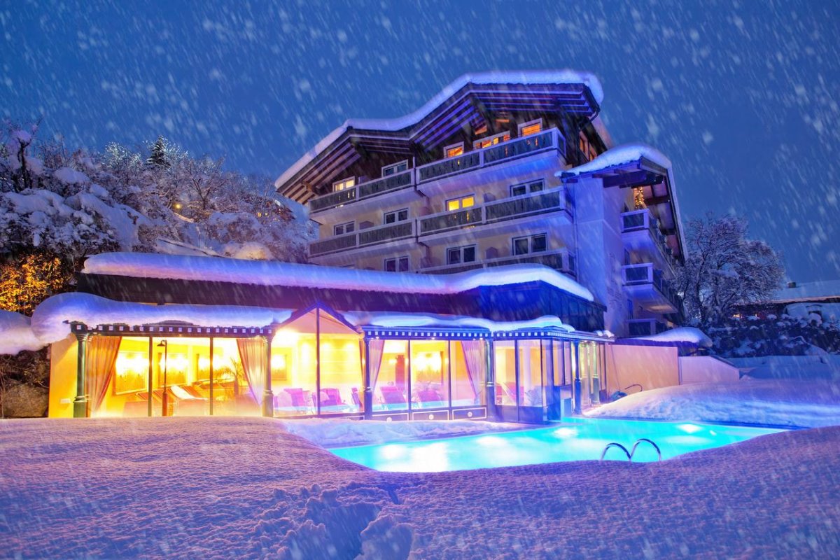 η εξωτερική πισίνα του Berner Hotel είναι καλυμμένη με χιόνι