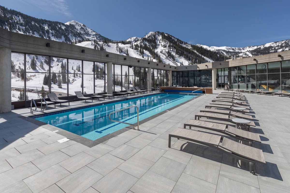 η εξωτερική πισίνα του Cliff Lodge & Spa με θέα στις χιονισμένες κορυφές