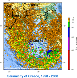 Σεισμικότητα στην Ελλάδα κατά την προηγούμενη δεκαετία. Η περιοχή σύγκλισης της Αφρικανικής με την Ευρασιατική πλάκα (κίτρινη γραμμή) δίνει πληθώρα επιφανειακών σεισμών (κίτρινες και πορτοκαλί κουκκίδες κατά μήκος της ζώνης σύγκλισης. Βόρεια της Κρήτης κυριαρχούν οι σεισμοί μέσου βάθους (περ. 100 χλμ., πράσινες κουκκίδες), ενώ η περιοχή με τις μπλε κουκκίδες οριοθετεί την τρίτη ζώνη σεισμικότητας