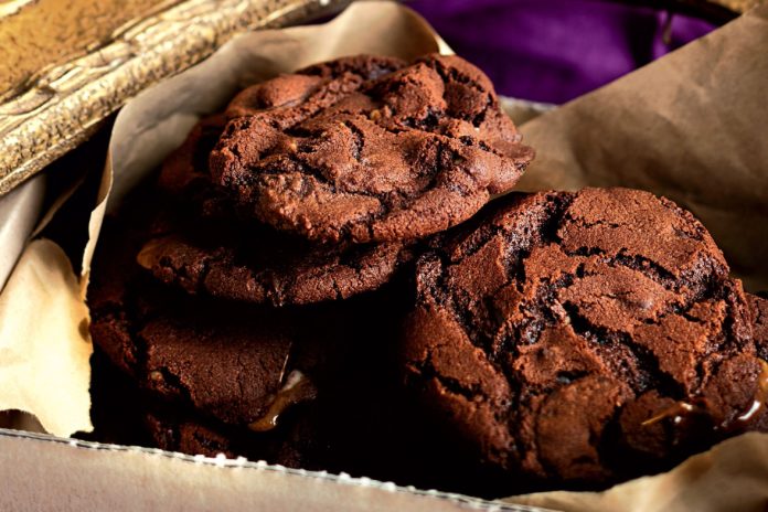 Μαγειρεύουμε παίζοντας: Μπισκότα σοκολάτας με 3 υλικά