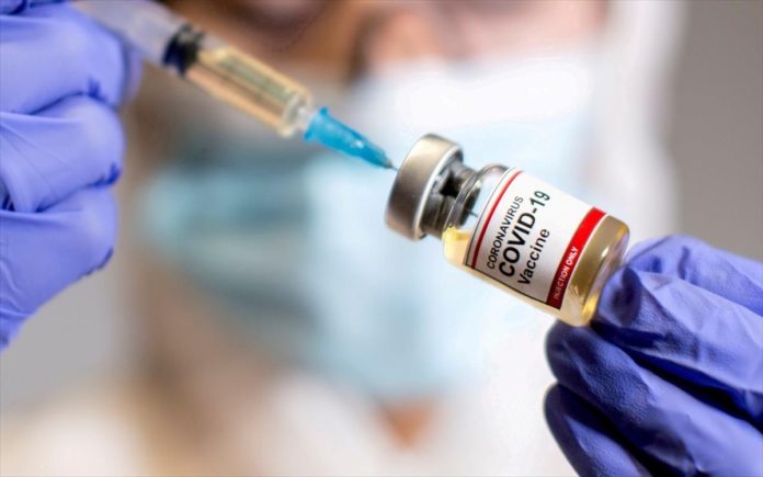 New York Times: Μικρός αριθμός εφήβων με καρδιακά προβλήματα μετά τον εμβολιασμό