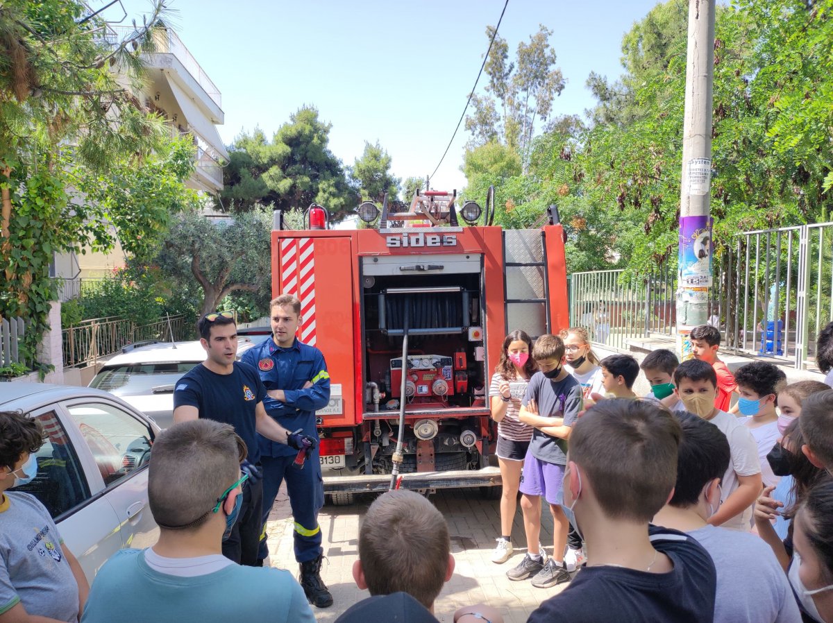 Μαθήματα Πολιτικής Προστασίας από την Πυροσβεστική και τον Δήμο Ηρακλείου Αττικής στα σχολεία της πόλης: Αρχή από το 1ο Δημοτικό