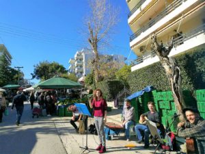 Street art συγκρότημα ξεσηκώνει τη Λαϊκή του Σαββάτου στο Μαρούσι και τραγουδάει μόνο για εσάς!!! ( video)