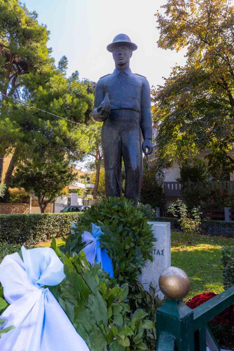 ΚΑΤΑΘΕΣΗ ΣΤΕΦΑΝΩΝ ΣΤΗΝ ΝΕΑ ΕΡΥΘΡΑΙΑ