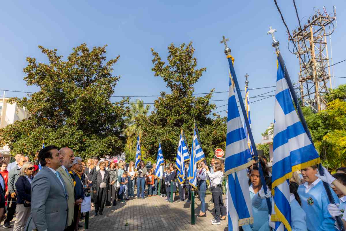 ΚΑΤΑΘΕΣΗ ΣΤΕΦΑΝΩΝ ΣΤΗΝ ΝΕΑ ΕΡΥΘΡΑΙΑ