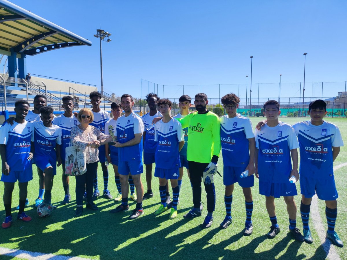 Τα παιδιά του 1ου Γυμνασίου Ηρακλείου Αττικής αναμετρήθηκαν με την Εθνική Ομάδα Αστέγων σε έναν ποδοσφαιρικό αγώνα που δίδαξε αγάπη