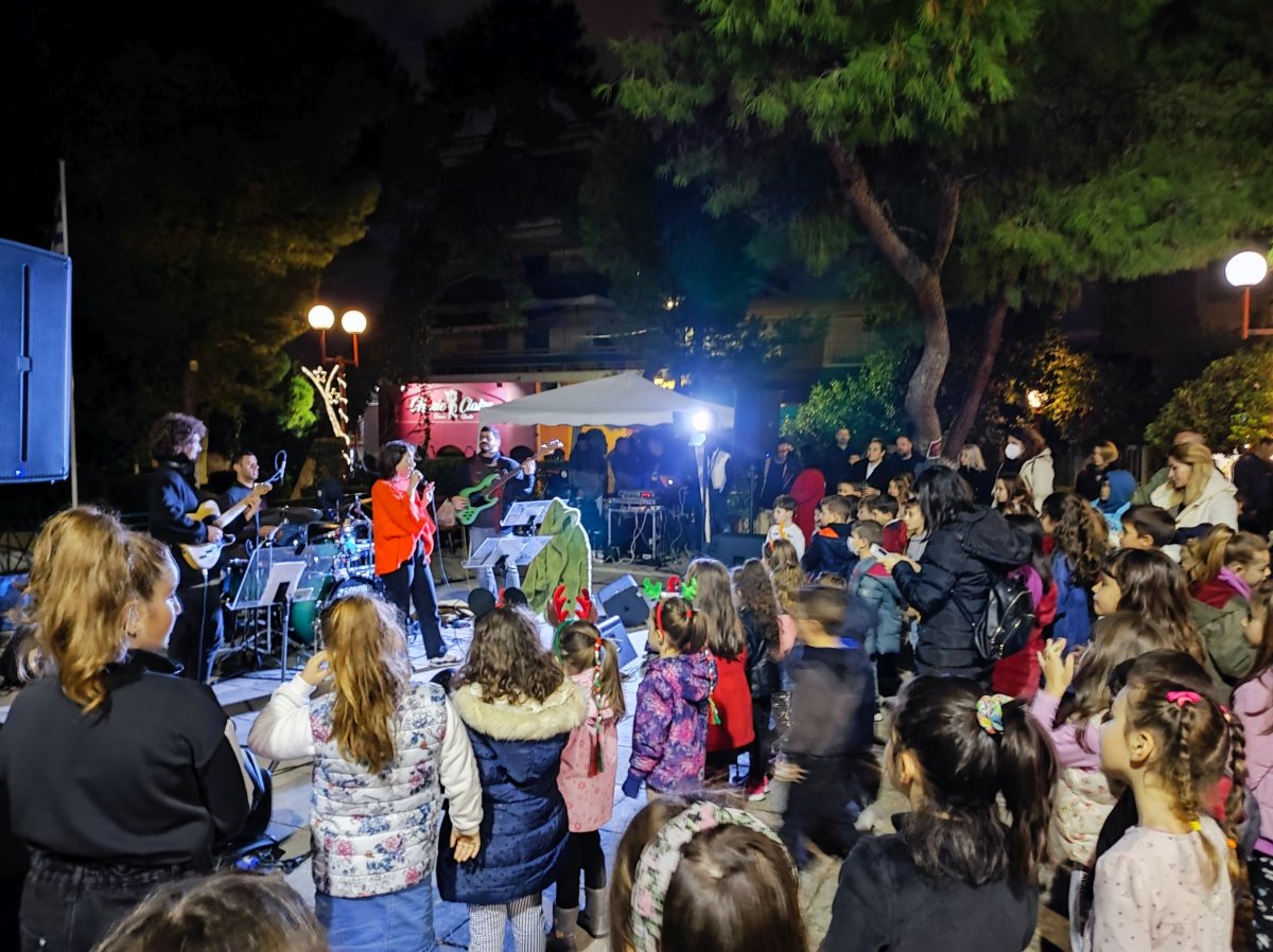Χριστουγεννιάτικο φως σε όλο το Ηράκλειο: ο Δήμος άναψε το δέντρο της πόλης σε ένα διήμερο για παιδιά και μεγάλους