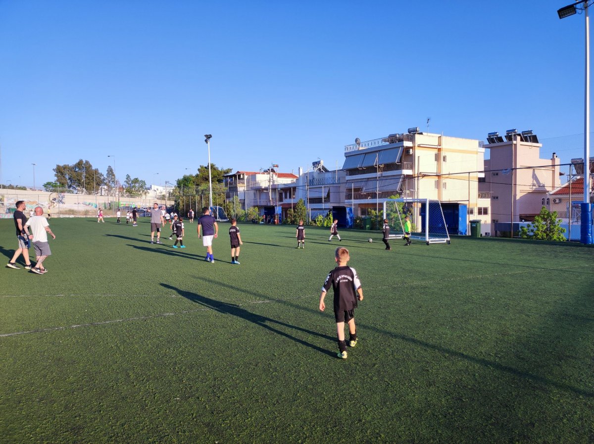 Μπαμπάδες και παιδιά έπαιξαν ποδόσφαιρο στη λήξη της αγωνιστικής χρονιάς των Ακαδημιών του Δήμου Ηρακλείου Αττικής