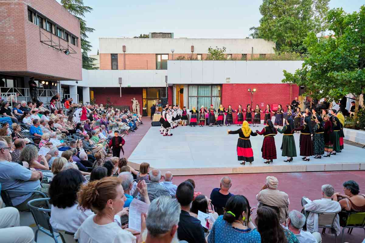 ΣΕΡΓΙΑΝΙΖΟΝΤΑΣ ΣΤΗΝ ΠΑΡΑΔΟΣΗ