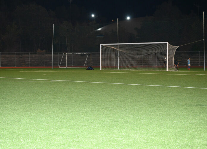Εγκαινιάστηκε το νέο γήπεδο ποδοσφαίρου Χολαργού το οποίο εκσυγχρονίστηκε με χρηματοδότηση της Περιφέρειας Αττικής, περίπου 900 χιλιάδων ευρώ