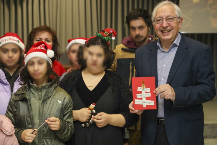 Εορταστικές μελωδίες, παραδοσιακά κάλαντα και ευχές για τα Χριστούγεννα στον Δήμαρχο Αμαρουσίου Θ. Αμπατζόγλου από τους μαθητές των Σχολείων της Πόλης