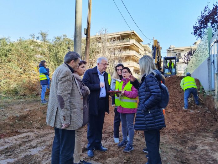 Αυτοψία του Δημάρχου Αμαρουσίου Θεόδωρου Αμπατζόγλου στη διάνοιξη της οδού Λάρνακος, κατά την έναρξη υλοποίησης του μεγάλου έργου «Εφαρμογή σχεδίου πόλης στην Π.Ε. Σωρού και άλλες περιοχές του Δήμου»