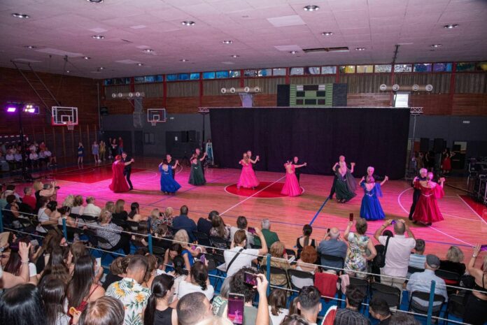 Ένα ποικίλο μουσικοχορευτικό θέαμα παρουσίασαν οι σπουδαστές των Τμημάτων Ευρωπαϊκών και Ελληνικών Παραδοσιακών Χορών του Δήμου Αμαρουσίου