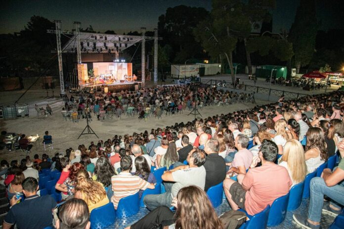 Καταχειροκροτήθηκε από το κοινό η παράσταση Οι «Τέλειοι Ξένοι» στο Αίθριο Θέατρο, στο πλαίσιο του Φεστιβάλ του Δήμου Αμαρουσίου