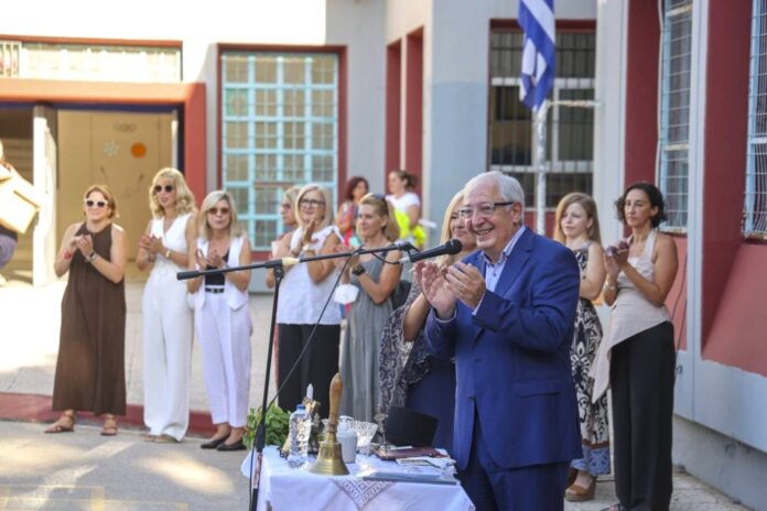 Στον Αγιασμό του 8ου Δημοτικού Σχολείου, ο Δήμαρχος Αμαρουσίου Θεόδωρος Αμπατζόγλου – Στον Αγιασμό του 1ου Δημοτικού Σχολείου Αμαρουσίου ο Κυβερνητικός Εκπρόσωπος Παύλος Μαρινάκης
