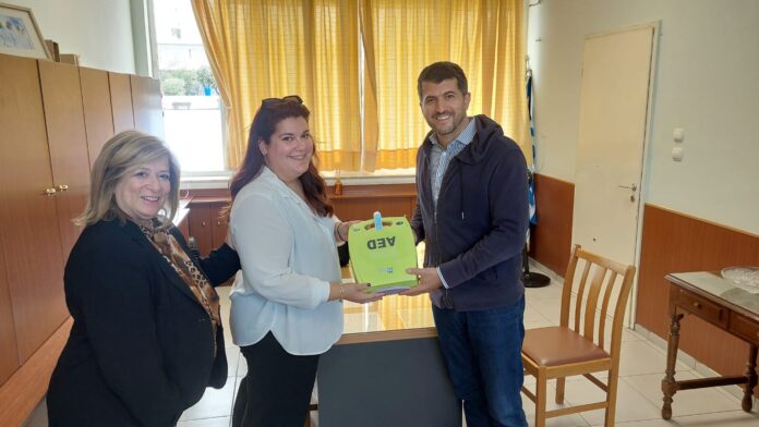 Ο Δήμαρχος Κηφισιάς παρέδωσε έναν απινιδωτή στο 4o Δημ. Σχολείο Κηφισιάς_68eeba225b542.jpeg