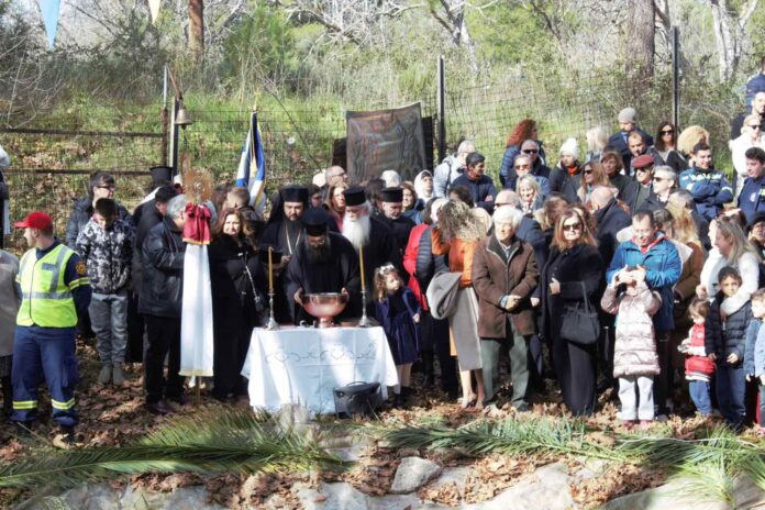 &Mu;&epsilon; &lambda;&alpha;&mu;&pi;&rho;ό&tau;&eta;&tau;&alpha; &epsilon;&omicron;&rho;&tau;ά&sigma;&tau;&eta;&kappa;&alpha;&nu; &tau;&alpha; &Theta;&epsilon;&omicron;&phi;ά&nu;&epsilon;&iota;&alpha; &sigma;&tau;&omicron;&nu; &Delta;ή&mu;&omicron; &Delta;&iota;&omicron;&nu;ύ&sigma;&omicron;&upsilon; &ndash; &Iota;&delta;&iota;&alpha;ί&tau;&epsilon;&rho;&omicron; &gamma;&epsilon;&gamma;&omicron;&nu;ό&sigmaf; &omicron; &kappa;&alpha;&theta;&alpha;&gamma;&iota;&alpha;&sigma;&mu;ό&sigmaf; &tau;&omega;&nu; &upsilon;&delta;ά&tau;&omega;&nu; &sigma;&tau;&iota;&sigmaf; &pi;&eta;&gamma;έ&sigmaf; &tau;&omicron;&upsilon; &Kappa;&eta;&phi;&iota;&sigma;&omicron;ύ