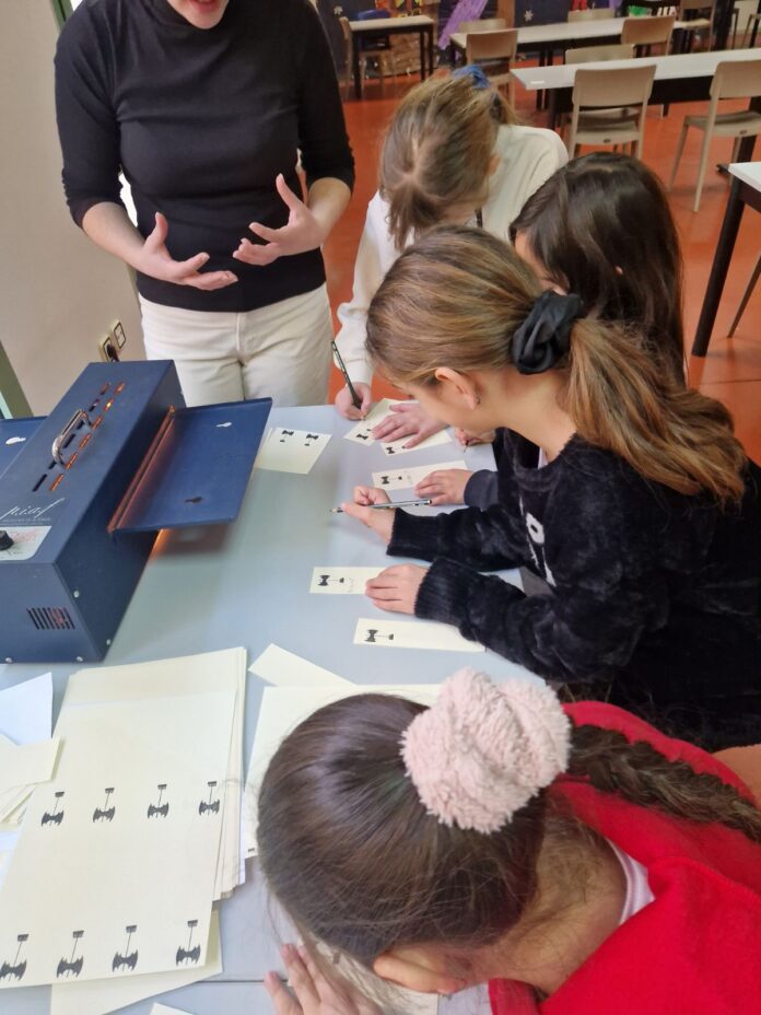 &Sigma;&upsilon;&nu;&epsilon;&kappa;&pi;&alpha;ί&delta;&epsilon;&upsilon;&sigma;&eta; &sigma;&tau;&eta;&nu; &pi;&rho;ά&xi;&eta;: &mu;&iota;&alpha; &xi;&epsilon;&chi;&omega;&rho;&iota;&sigma;&tau;ή &epsilon;&kappa;&pi;&alpha;&iota;&delta;&epsilon;&upsilon;&tau;&iota;&kappa;ή &epsilon;&mu;&pi;&epsilon;&iota;&rho;ί&alpha;