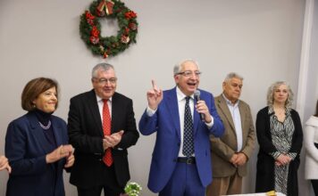 Με θερμές ευχές για το Νέο Έτος ο Δήμαρχος Αμαρουσίου Θεόδωρος Αμπατζόγλου έκοψε την βασιλόπιτα του Εξωραϊστικού – Εκπολιτιστικού Συλλόγου Ψαλιδίου