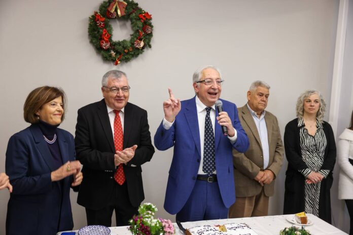 Με θερμές ευχές για το Νέο Έτος ο Δήμαρχος Αμαρουσίου Θεόδωρος Αμπατζόγλου έκοψε την βασιλόπιτα του Εξωραϊστικού – Εκπολιτιστικού Συλλόγου Ψαλιδίου